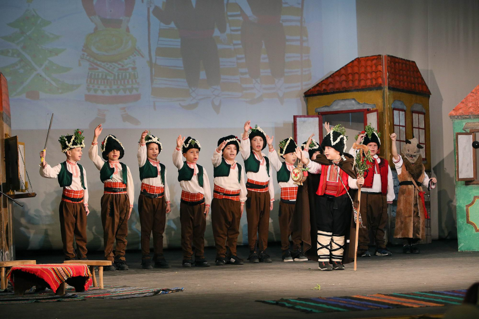 12 групи от ямболските училища и детски  градини представиха неповторимите ритми на ямболския коледарски буенек в традиционния Детски коледарски празник,...
